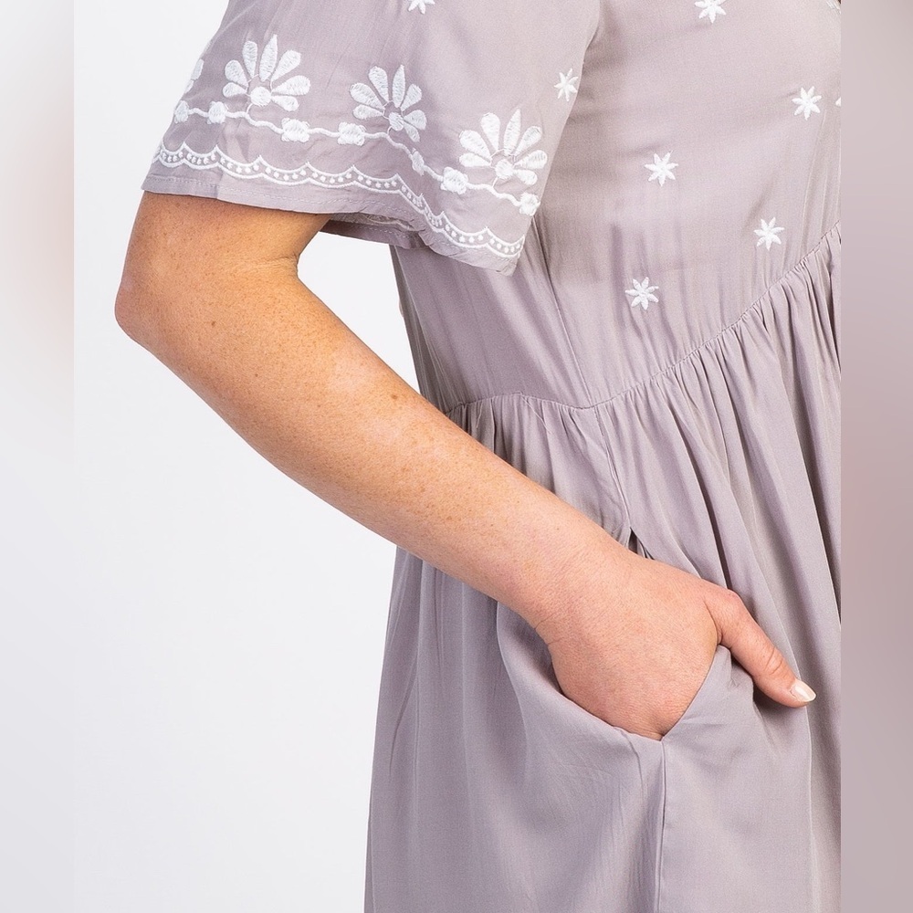 Pinkblush embroidered v neck dress with pockets nwot - Picture 3 of 5